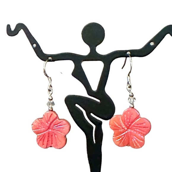 Handcrafted Cherry Quartz Bib Necklace and Mother of Pearl Carved Earrings - Picture 3 of 7